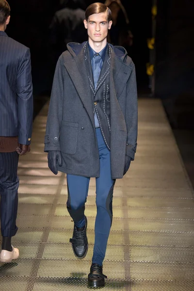 Look 32
